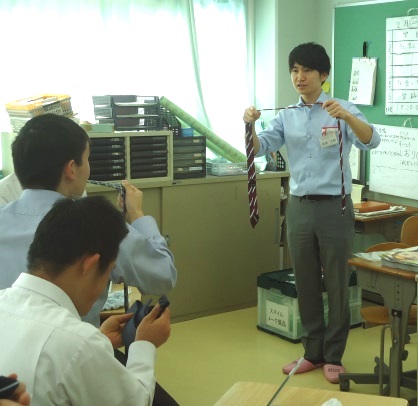 A personal grooming seminar for high school students. © Fancl